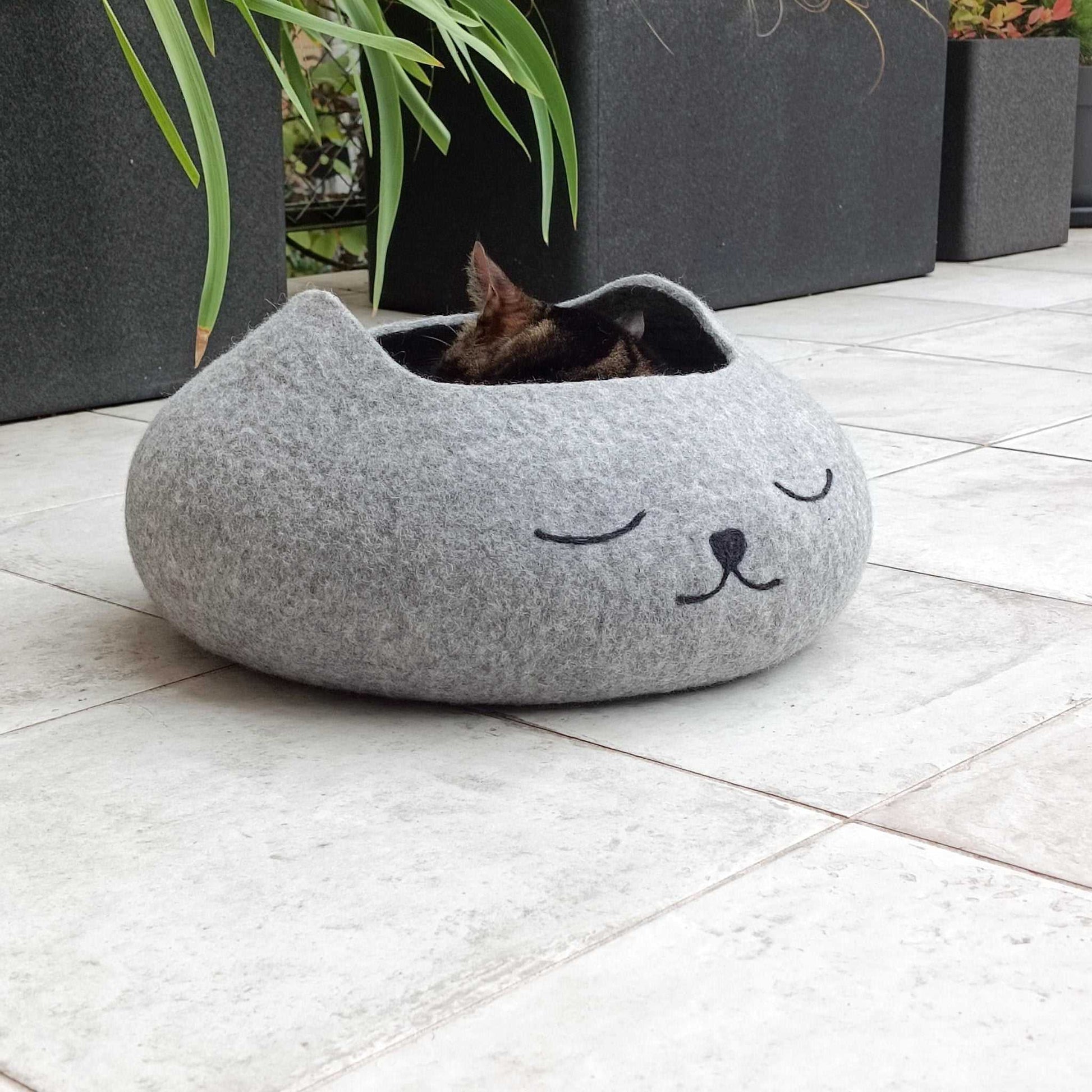 Custom Color Pet Bed Basket: Peaceful Sleeping Cat Design