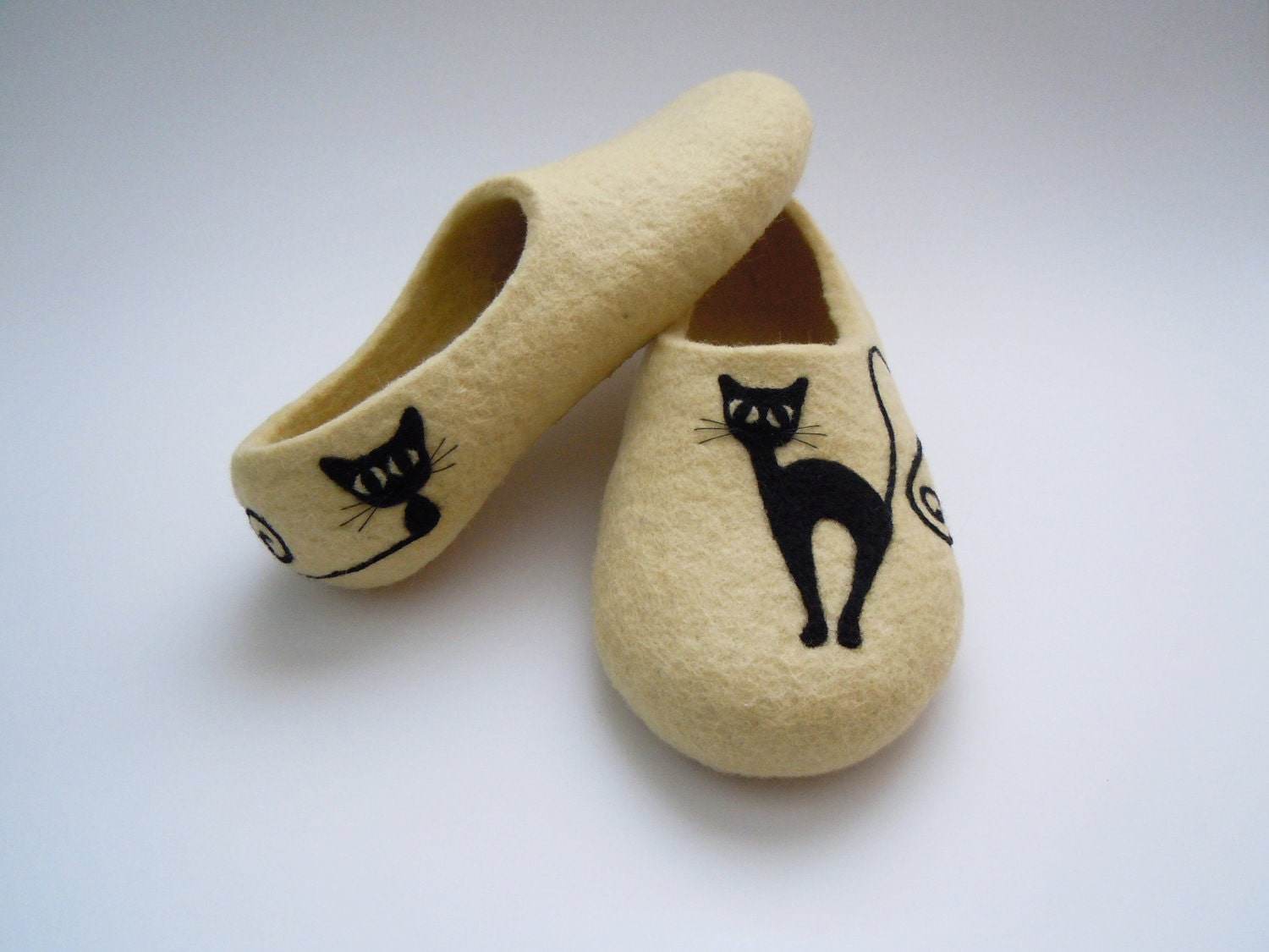 Black Cat Slippers - Light Cream House Shoes - Home Soul