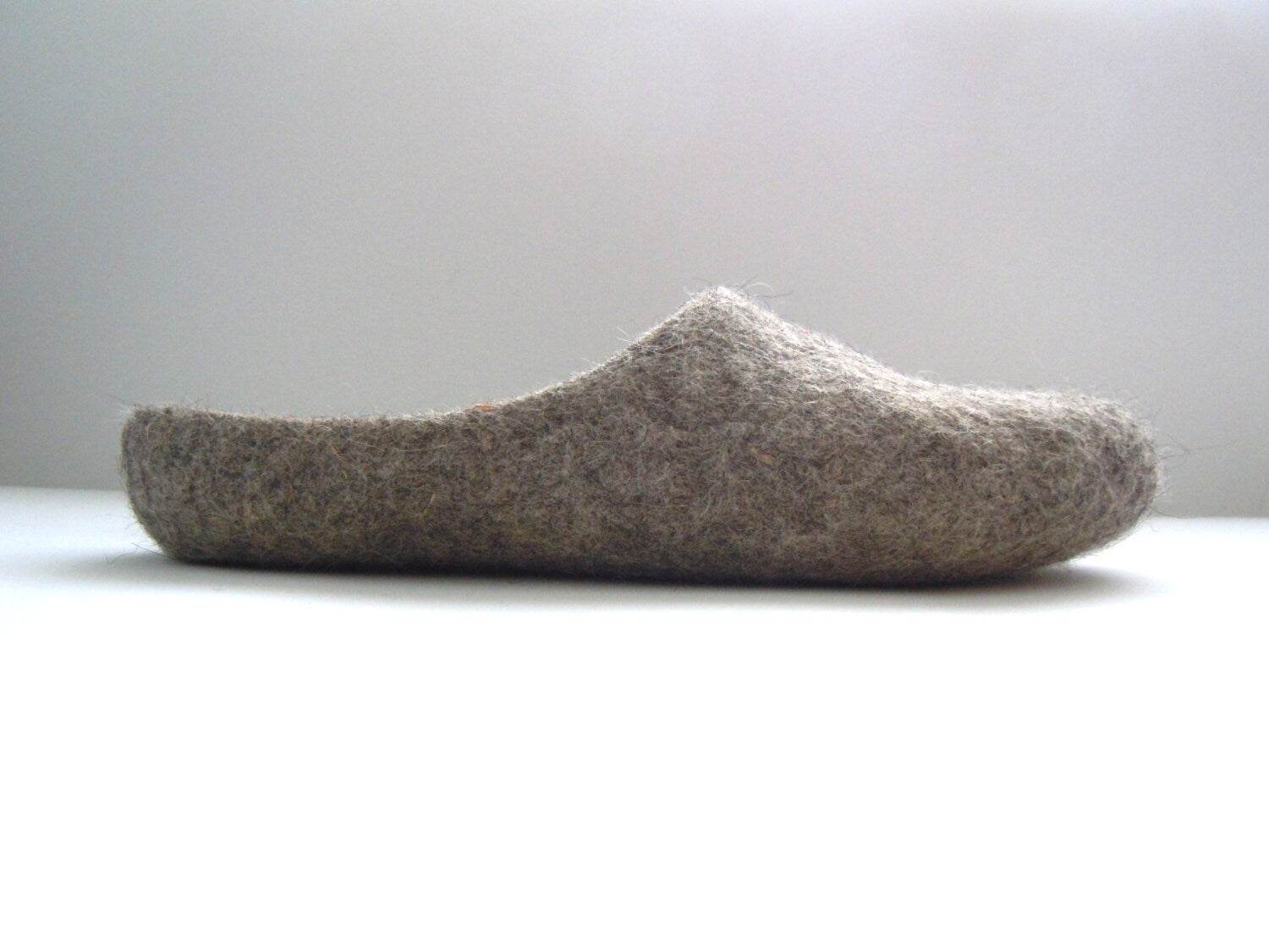 Eco friendly handmade felted low back men slippers in natural grey color. - Home Soul