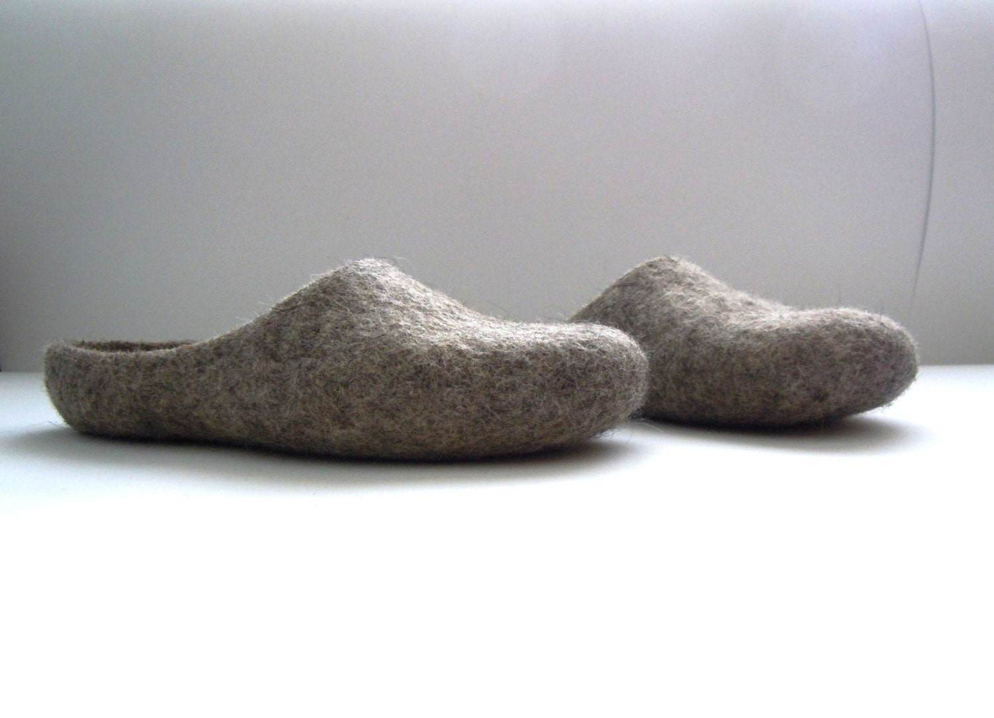 Eco friendly handmade felted low back men slippers in natural grey color. - Home Soul